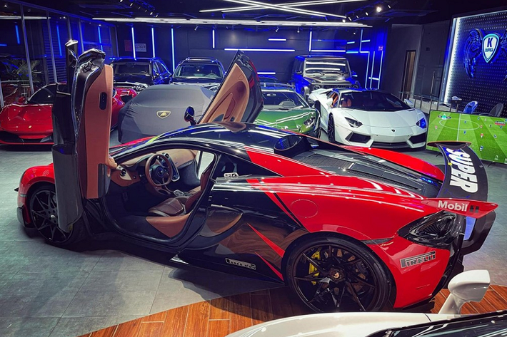 Ngoài bộ áo hoàn toàn mới được dán bằng đề-can, chiếc siêu xe McLaren 570S mang đầu số Sài thành còn được trang bị bản độ body kit 570-VX của hãng độ xe Vorsteiner từng gây xôn xao không ít giới mê xe trong nước cũng như Đông Nam Á.