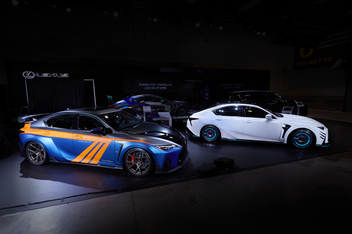 Lexus là một thương hiệu xe không thể không có mặt tại triển lãm xe độ SEMA. Tuy nhiên, nhằm đem đến một “làn gió mới” với mẫu xe phù hợp với sự kiện, Lexus đã quyết định bắt tay với các thương hiệu Hiraku Co. và Dsport Magazine để tạo ra những phiên bản xe đua Concept cực độc dựa trên Lexus IS 500 và IS 350.
