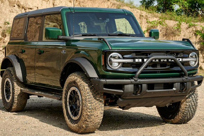 Ford Bronco có thể được xem là mẫu xe hot nhất của Ford nói riêng và thị trường xe ôtô Mỹ nói chung trong năm 2021. Nói cách khác, Ford Bronco 2021 mới là mẫu xe phải mua trong năm nay của khách hàng Mỹ. Trong khi một số khách hàng muốn mua Ford Bronco do nhu cầu đi lại, số khác lại mua xe để bán lại ngay nhằm kiếm tiền chênh lệch.