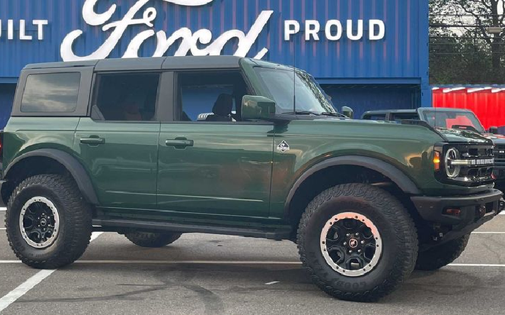 Nếu vẫn kiên quyết mua Ford Bronco Edition và có điều kiện tại chính, người dùng có thể tham khảo chiếc mua lại chiếc Ford Bronco First Edition sắp được lắp ráp vào tháng 11 với giá bán lên đến 165.000 USD (3,75 tỷ đồng). Người đăng bán cho biết chiếc Bronco này đã được trang bị khá đầy đủ các "options" cần thiết với tổng trị giá cả xe là 72.558 USD (1,65 tỷ đồng). Nói cách khác người bán xe sẽ kiếm lời khoảng 90.000 USD (2 tỷ đồng) nếu thực sự có một khách hàng rất nóng ruột mua xe và xuống tiền ngay lập tức.