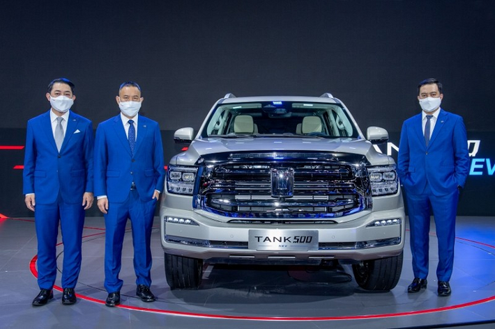 Đúng như tin đồn, trong triển lãm Thailand International Motor Expo 2021 hiện đang diễn ra tại Thái Lan, hãng xe Trung Quốc Great Wall (Trường Thành) đã trưng bày mẫu SUV 7 chỗ Tank 500. Đây là mẫu SUV đã lần đầu tiên trình làng tại Trung Quốc trong triển lãm Ô tô Thành Đô 2021 diễn ra vào hồi tháng 8 năm nay.