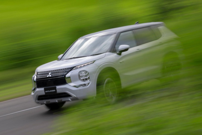 Mitsubishi Outlander thế hệ mới đã lần đầu tiên trình làng vào hồi tháng 2 đầu năm nay. Dự kiến, sang năm sau, dòng SUV cỡ C này mới được bổ sung phiên bản plug-in hybrid (PHEV) mới. Tuy nhiên, trong thời gian qua, hãng Mitsubishi đã liên tục tung ra những hình ảnh "úp mở" của Outlander PHEV 2022.