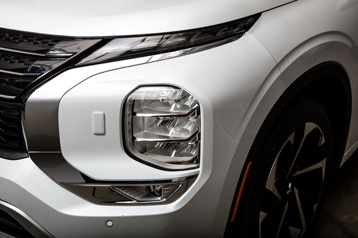 Sự khác biệt rõ rệt nhất của Mitsubishi Outlander PHEV 2022 so với bản thường nằm ở logo “Plug-in Hybrid EV” và “PHEV” cũng như cổng sạc bên sườn phải. Nguyên nhân là do mẫu xe này được trang bị hệ truyền động kết hợp giữa động cơ xăng và 2 mô-tơ điện.