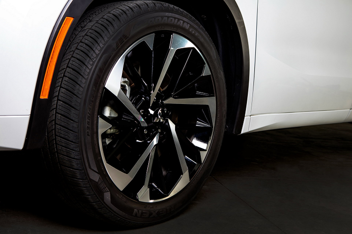 Dự đoán, động cơ xăng của Mitsubishi Outlander PHEV 2022 sẽ là loại 4 xi-lanh, dung tích 2.4L. Thêm vào đó là cụm pin lithium-ion 20 kWh, cho phép xe chạy 70 km mà không cần dùng đến động cơ xăng.