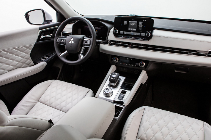 Ở bên sườn, Mitsubishi Outlander PHEV 2022 sẽ có đường dập gân nổi bật, kéo dài từ chắn bùn trước đến đèn hậu. Bên cạnh đó là hốc bánh "cơ bắp", cửa sổ thẳng đứng và đường chân kính mạ crôm ôm lấy cột D dày dặn.