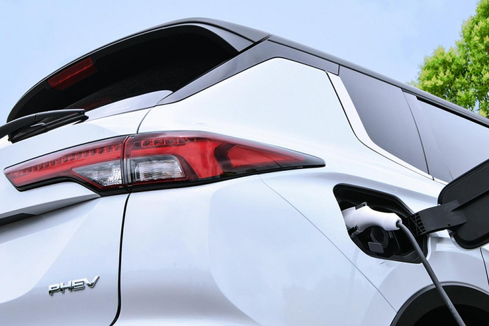 Qua những hình ảnh này, có thể thấy Mitsubishi Outlander PHEV 2022 mới sở hữu thiết kế khá giống với bản thường. Cụ thể, xe cũng được trang bị thiết kế đầu xe Dynamic Shield với 2 dải mạ crôm hình chữ C, kéo dài từ dải đèn LED định vị ban ngày xuống đèn sương mù và ôm lấy lưới tản nhiệt.