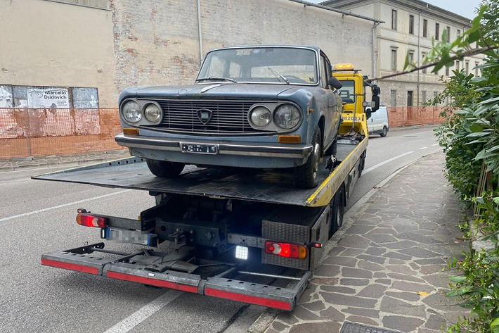Chưa hết, chiếc Lancia Fulvia còn được chuyển tới xưởng để phục chế cẩn thận và sửa chữa những chỗ bị hư hỏng sau 47 năm "phơi sương, dãi nắng" trên đường phố.