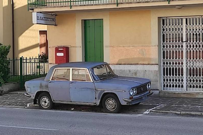 Dần dần, chiếc Lancia Fulvia độc đáo này trở thành một phần cảnh quan thu hút sự chú ý của địa phương. Nhiều người dân và khách du lịch đã bắt đầu chụp ảnh "tự sướng" bên chiếc ôtô cũ kỹ này và lan truyền trên mạng.