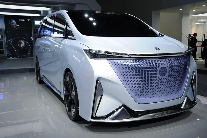 Hycan Concept-M của Trung Quốc có kích thước tương tự như một số tấm lưới tản nhiệt cưc lớn mà một số mẫu Lexus hiện tại đang sử dụng, và được hoàn thiện với màu tím phát sáng bắt mắt