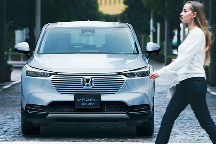 Trên thực tế, tệp khách hàng của Honda HR-V tại Việt Nam thường là những khách hàng có điều kiện kinh tế rộng rãi, độ tuổi trung niên, cần một mẫu CUV hạng B nhỏ gọn để đi phố, thương hiệu xe Nhật bền bỉ đáng tin cậy và thích dùng xe nhập khẩu. Nhờ những thay đổi mới trẻ trung hơn, Honda HR-V thế hệ mới hứa hẹn sẽ cải thiện doanh số và hấp dẫn nhiều khách hàng hơn.