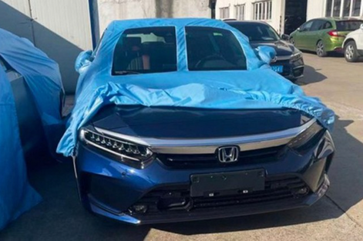 Trong triển lãm Ô tô Thiên Tân 2021 hiện đang diễn ra tại Trung Quốc, liên doanh GAC Honda đã vén màn phiên bản nâng cấp nhẹ của dòng sedan cỡ trung Accord. Cùng lúc đó, những hình ảnh đầu tiên của Honda Inspire 2022 cũng lộ diện. Có thể nói, Honda Inspire 2022 mới chính là phiên bản "trái cấm" của Accord vì chỉ được bán ở thị trường Trung Quốc. Nếu như Accord do liên doanh GAC Honda phân phối thì Inspire lại là sản phẩm của liên doanh Dongfeng Honda.