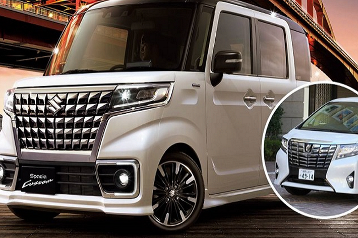 Bản cập nhật mới nhất vừa được Suzuki giới thiệu cho thấy một Spacia Custom với diện mạo đẹp mắt hơn, hướng đến sự sang trọng và tinh tế. Ngoại thất của Suzuki Spacia Custom thế hệ mới nổi bật với bộ lưới tản nhiệt cỡ lớn mang tạo hình cùng các họa tiết bề mặt khá giống Toyota Alphard. Mặt ca-lăng sử dụng nhiều điểm nhấn mạ chrome bao trọn lấy cụm đèn pha, lưới tản nhiệt, đèn sương mù và hốc hút gió trung tâm.