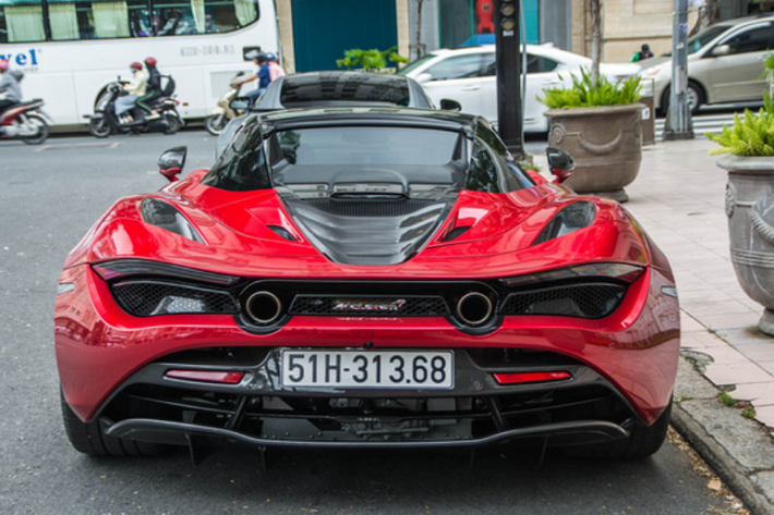 Siêu xe Lamborghini Huracan LP610-4 được trang bị động cơ V10, dung tích 5.2 lít, sản sinh công suất tối đa 610 mã lực và mô-men xoắn cực đại 560 Nm tại vòng tua máy 6.500 vòng/phút. Siêu bò chỉ mất khoảng thời gian 3,2 giây để tăng tốc từ vị trí xuất phát lên 100 km/h trước khi đạt vận tốc tối đa 325 km/h.