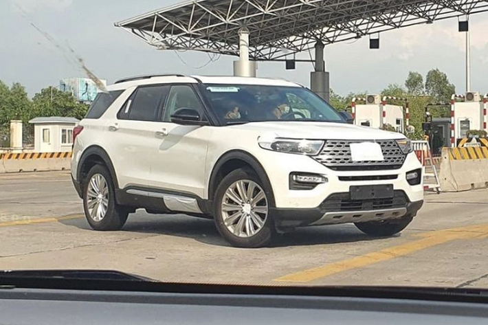 Mới đây, một chiếc Ford Explorer bí ẩn đã được bắt gặp trên cao tốc Hà Nội - Hải Phòng, ngoại thất của chiếc xe giống hệt như Ford Explorer 2022 mới, nhiều khả năng đây là xe chính hãng được nhập từ Mỹ.