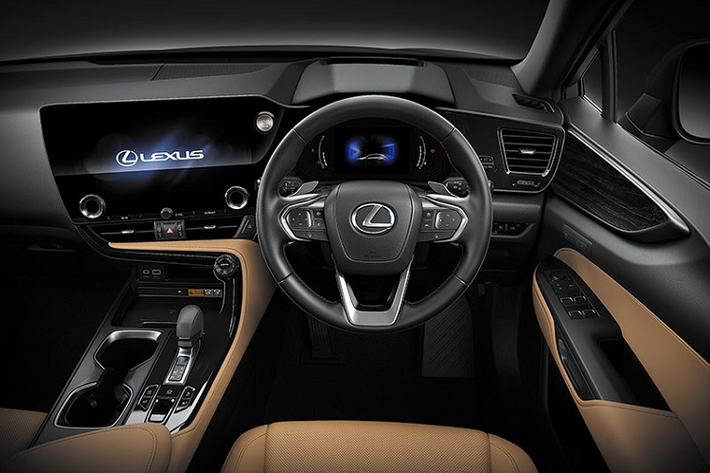 Thêm vào đó là những trang bị an toàn như hỗ trợ đỗ xe thông minh Lexus Teammate Advance Park, hệ thống ngăn va chạm sớm, hệ thống đèn pha thích ứng, hỗ trợ bám làn đường và hệ thống kiểm soát hành trình ở mọi dải tốc độ.