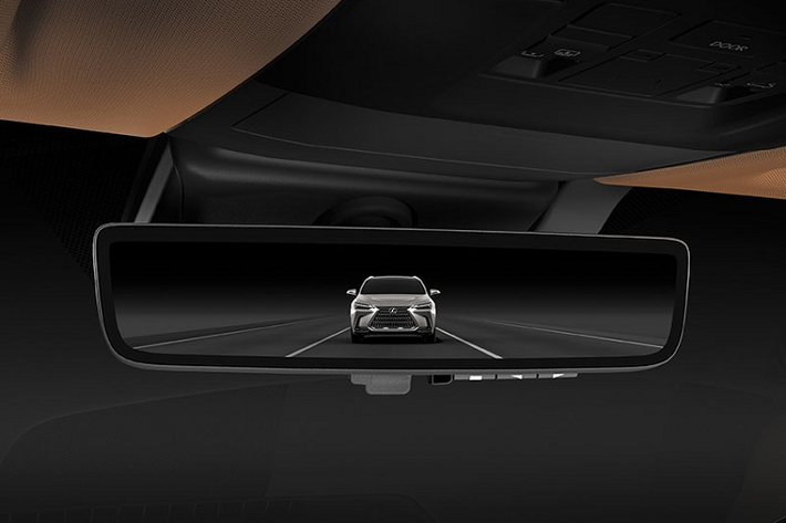 Ngoài 2 hệ truyền động kể trên, Lexus NX 2022 tại Thái Lan còn có những trang bị đáng chú ý như đèn pha với 3 bóng LED, tích hợp dải đèn LED định vị ban ngày hình chữ "L", đèn hậu LED, màn hình thông tin giải trí dạng cảm ứng 14 inch có khả năng chống lóa, hỗ trợ kết nối không dây với điện thoại thông minh qua Apple CarPlay, màn hình hiển thị thông tin kính lái, gương chiếu hậu kỹ thuật số, cửa đóng/mở chỉnh điện và hệ thống đèn viền 50 màu.
