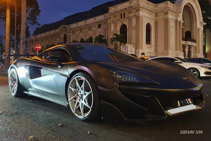 Chiếc McLaren 570S của Tống Đông Khuê tậu vào tháng 3 năm nay, đây là một trong những siêu xe khá hiếm tại Việt Nam khi số lượng chỉ có khoảng 3 chiếc và chiếc của Tống Đông Khuê cũng là chiếc đầu tiên được đăng ký biển số trắng ở nước ta.
