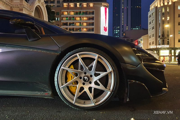 Xuất hiện trên đường phố, chiếc McLaren 570S của Tống Đông Khuê vô cùng bắt mắt nhờ thiết kế hầm hố với những đường cong uốn lượn dữ dằn đèn pha liền hốc gió hình boomerang đặc trưng của thương hiệu siêu xe Anh Quốc. Cửa cắt kéo cũng là một chi tiết ấn tượng của 570S.