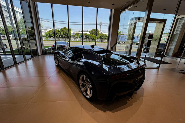 Siêu phẩm Ferrari SF90 Stradale gây ấn tượng khi sở hữu màu sơn xanh dương bắt mắt, khác hẳn với những xe nhập tư đang lăn bánh ở nước ta. Ngoại thất của siêu xe nổi bật và bắt mắt với những đường nét thiết kế mềm mại pha trộn nét hiện đại, tinh tế.
