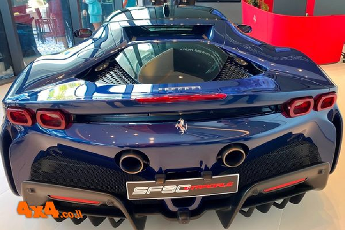 Là siêu xe sử dụng nền tảng động cơ xăng lai điện đầu tiên tại Việt Nam, Ferrari SF90 Stradale được trang bị động cơ xăng tăng áp V8 4.0L, cho công suất 769 mã lực và 800 Nm mô-men xoắn cực đại, kết hợp với 3 mô-tơ điện, cung cấp thêm 217 mã lực. Tổng công suất mà Ferrari SF90 Stradale tạo ra lên tới 1.000 mã lực, nhờ vậy nó dễ dàng tăng tốc từ 0 - 100 km/h chỉ với 2,5 giây trước khi đạt vận tốc tối đa 340 km/h.