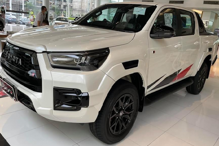 Toyota Hilux Revo GR Sport 2021 mới chính là phiên bản thể thao và sở hữu nhiều trang bị nhất của dòng bán tải cỡ trung Toyota Hilux. Tại Thái Lan, phiên bản này có giá bán 1.299.000 baht (khoảng 899 triệu đồng). Sau khoảng 1 tháng kể từ khi ra mắt, Toyota Hilux Revo GR Sport đã bắt đầu được “lên kệ” tại đại lý ở Thái Lan. Sắp tới, phiên bản này có thể sẽ được Toyota Việt Nam sẽ bổ sung phiên bản này cho dòng Hilux, vì dòng Hilux được nhập khẩu trực tiếp từ Thái Lan.