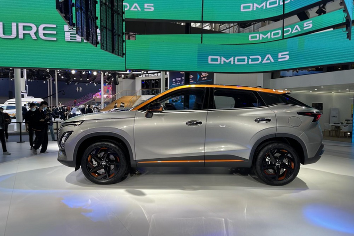 Nhìn bên ngoài, mặt trước của mẫu xe SUV Chery Omoda 5 trông nổi bật bởi thiết kế lưới tản nhiệt kích thước lớn, và phần bên trong của lưới tản nhiệt lại được trang trí các chi tiết hình chữ nhật. Phần trên của lưới tản nhiệt là một dải trang trí nằm ngang, nối liền với dải đèn chiếu sáng ban ngày thanh mảnh, qua đó mang lại hiệu ứng thị giác rộng hơn cho mặt trước.