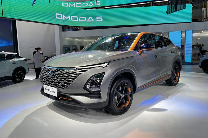 Triển lãm Ô tô Quảng Châu 2021 là một sự kiện lớn để các thương hiệu xe nội địa Trung Quốc giới thiệu những sản phẩm mới của mình tới công chúng. Một trong những mẫu xe đáng chú ý mới được giới thiệu tại sự kiện năm nay là mẫu SUV Chery Omoda 5 2022 mới. Đây là mẫu SUV cỡ trung đầu tiên sau cuộc cách mạng sản phẩm Chery 4.0, và dự kiến sẽ chính thức được bán ra thị trường vào quý 2 năm 2022.
