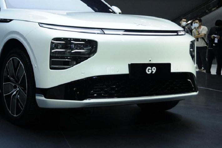 Phong cách cao cấp tiếp tục được thể hiện ở phia sau khi Xpeng G9 có phần đuôi xe tròn trịa với thanh đèn LED thanh mảnh. Ngoài ra, nó còn có một cánh gió rõ ràng và một tấm cản va với điểm nhấn màu đen bóng.