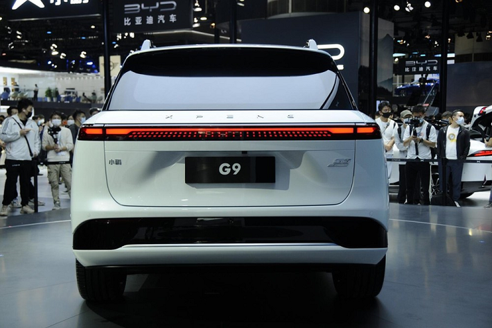 Tạm gác tham vọng châu Âu của Xpeng sang một bên, G9 thực sự là một mẫu SUV có kiểu dáng đẹp với mặt trước mang tính đột phá. Mặc dù thiết kế tổng thể vẫn có điểm tương đồng, dễ nhận diện với những mẫu cùng thương hiệu khác, nhưng điều đáng chú ý là nó có hai cảm biến LiDAR nằm bên dưới đèn pha.