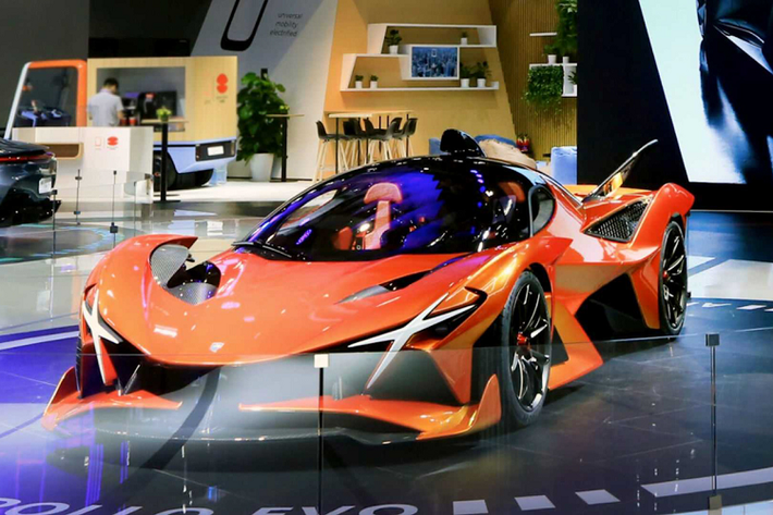 Mẫu Concept ấn tượng này xuất hiện lần đầu tại triển lãm China International Import Expo tại Thượng Hải với thiết kế độc đáo, ngoại thất được sơn màu cam tôn lên những đường nét thiết kế góc cạnh táo bạo của chiếc Hypercar hàng đầu. Là mẫu xe kế nhiệm Apollo IE, Apollo Project Evo hoàn toàn mới lại sở hữu thiết kế ấn tượng hơn, một số chi tiết như phần cánh gió cỡ lớn phía sau đã được thiết kế cách điệu so với Apollo IE.