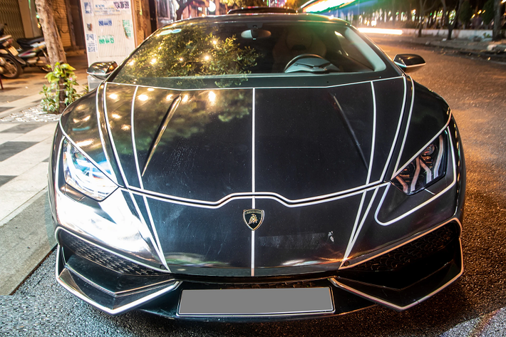 Đặc biệt, decal màu chrome là loại decal khó thi công nhất, vì dễ bị rạn nứt và mất độ bóng. Chủ nhân chiếc Huracan này cũng sẽ phải giữ gìn hơn bình thường để chiếc xe luôn bóng đẹp.