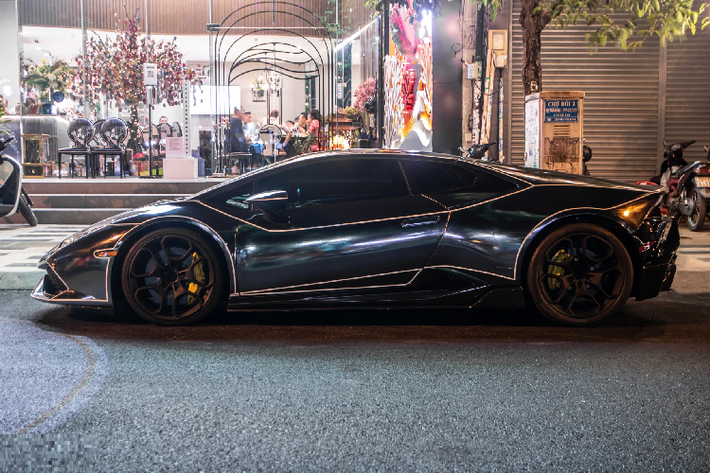 Huracan là dòng xe mang thương hiệu Lamborghini được ưa chuộng thứ hai sau Aventador với số lượng khoảng 16 chiếc tại Việt Nam, bao gồm cả nhập khẩu chính hãng và không chính hãng, cùng nhiều phiên bản như LP 610-4, LP 580-2, EVO và mới đây nhất là STO.