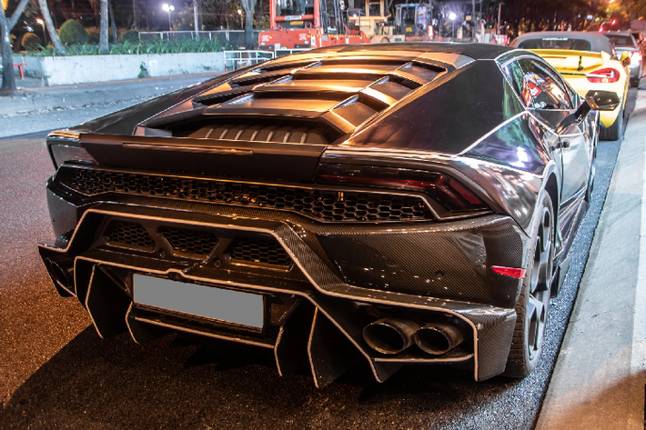 Ngoài chiếc Lamborghini Huracan phong cách Tron Legacy, tuyến đường trung tâm này còn xuất hiện thêm Lamborghini Huracan LP 610-4 màu cam, Mercedes-AMG G 63 độ Brabus, Rolls-Royce Ghost với bộ mâm từ phiên bản Black Badge, Mercedes-Maybach S 560 và Bentley Flying Spur màu xanh ngọc.