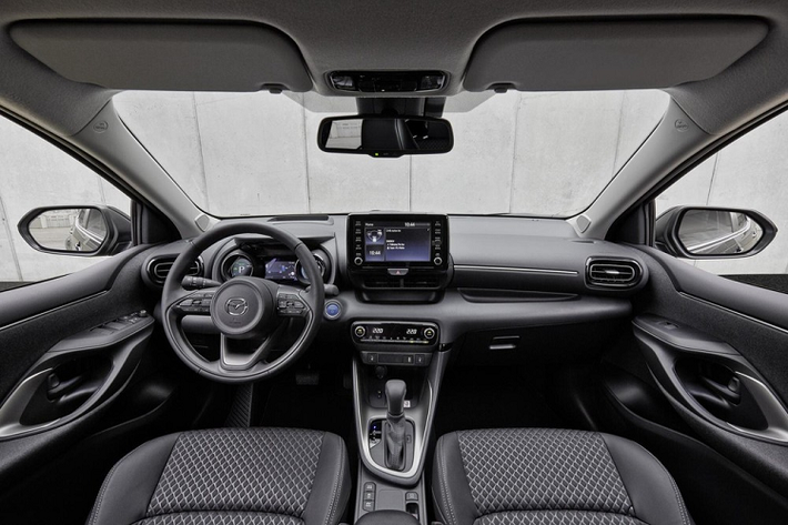 So với phiên bản ra mắt vào hồi tháng 8/2021, Mazda2 2022 mới trình làng sở hữu thiết kế khác biệt. Nguyên nhân là do Mazda2 2022 này có thiết kế gần như giống hệt Toyota Yaris. Thậm chí, Mazda2 2022 chỉ khác so với Toyota Yaris ở logo trên đầu xe và đuôi xe. Tương tự ngoại thất, nội thất của Mazda2 2022 cũng được bê nguyên từ Toyota Yaris sang, trừ logo ở vô lăng và thảm sàn.