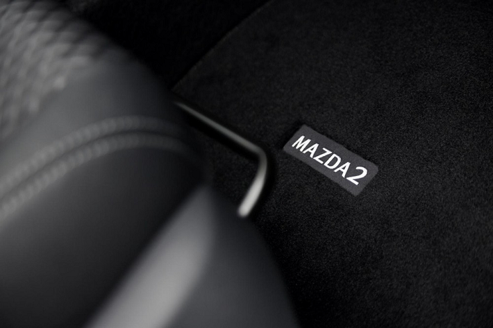 Như vậy, so với Mazda2 2022 ra mắt châu Âu vào hồi tháng 8 năm nay, mẫu xe hatchback hạng B này ngắn hơn 120 mm và chiều dài cơ sở giảm 20 mm. Kích thước này mang đến khoang hành lý 286 lít nếu hàng ghế sau không gập xuống.