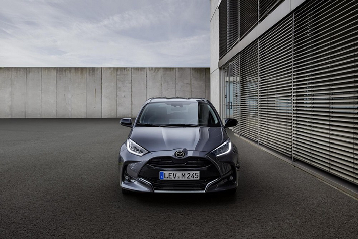 Trong thời gian qua, đã có tin đồn về việc hãng Mazda phát triển Mazda2 phiên bản mới dựa trên Toyota Yaris. Đây là một phần trong thỏa thuận hợp tác giữa hai thương hiệu Nhật Bản. Đến nay, tin đồn này đã trở thành sự thật khi hãng Mazda vén màn Mazda2 2022 mới tại thị trường châu Âu.