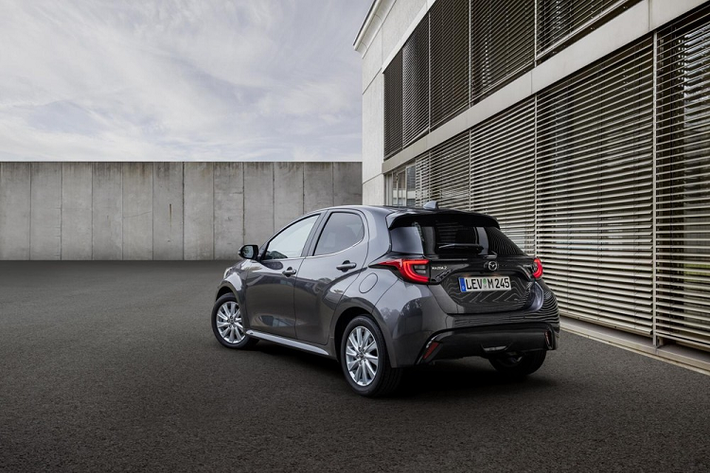 Trong khi đó, Mazda2 2022 ra mắt hồi tháng 8 tại châu Âu dùng máy xăng Skyactive-G, hút khí tự nhiên, dung tích 1.5L, có công suất tối đa 74 mã lực, 89 mã lực hoặc 113 mã lực, tùy phiên bản. 2 phiên bản mạnh hơn sẽ kết hợp với hệ thống mild hybrid 24V giúp tiết kiệm xăng hơn.