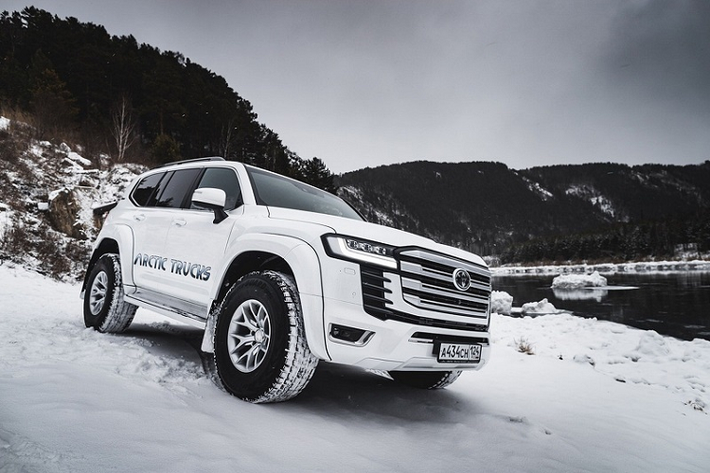 Ngoài ra Toyota Land Cruiser 2022 độ Arctic Trucks còn có các tấm chắn bùn mở rộng, ốp hông và decal Arctic Trucks nằm trên cánh cửa xe.