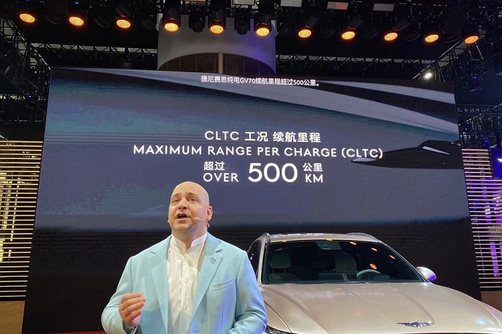 "Trái tim" của mẫu SUV điện Genesis Electrified GV70 2022 là hệ truyền động điện được bê nguyên từ người anh em GV60 sang. Cụ thể, xe được trang bị mô-tơ điện mạnh 160 kW (khoảng 218 mã lực) và 350 Nm trên cả hai cầu.