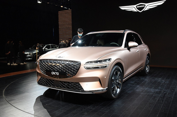 Genesis GV70 2022 mới là mẫu SUV hạng sang cỡ trung lần đầu tiên trình làng vào hồi tháng 12 năm ngoái. Sau gần 1 năm, mẫu xe sang Hàn Quốc này được bổ sung phiên bản chạy điện mới mang tên Genesis Electrified GV70. Trong triển lãm Ô tô Quảng Châu 2021, Genesis Electrified GV70 đã được mang đến trưng bày và giới thiệu với khách hàng toàn cầu.
