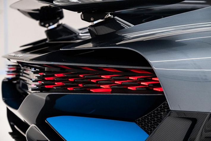 Sau khi tậu Bugatti Chiron chính hãng, đại gia Malaysia đã ráp kèo để mang phiên bản Bugatti Chiron Sport về Malaysia giới thiệu vào năm 2018 và khi được hãng siêu xe hypercar đến từ Pháp gửi lời mời làm chủ nhân của 1 trong 40 xe Bugatti Divo trên toàn thế giới, nhà sưu tập xe hypercar ở Malaysia đã gật đầu đồng ý.