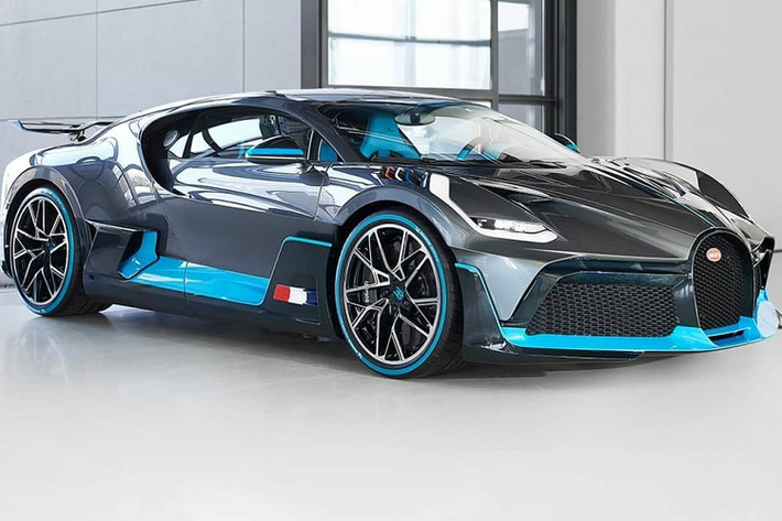 Lý do mang Bugatti Divo về Singapore chứ không phải Malaysia bởi yếu tố mà không chỉ đại gia này mà còn có các tay chơi siêu xe đình đám khác ở Việt Nam, Thái Lan, Singapore lo ngại là thuế. Giá xe Bugatti Divo tiêu chuẩn đã lên đến 5,8 triệu đô la, tương đương 135 tỷ đồng, trở thành 1 trong những mẫu xe Bugatti siêu đắt đỏ trên toàn thế giới. Nếu về Malaysia ra biển đầy đủ, siêu phẩm Bugatti Divo này ước tính có giá trên 330 tỷ đồng.
