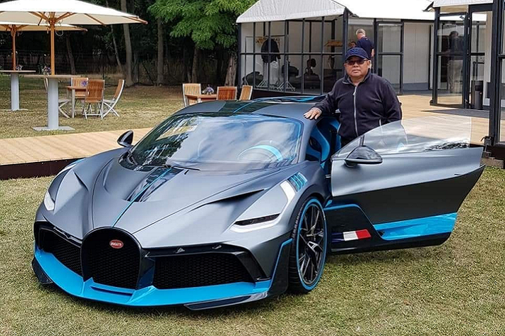Xung quanh về câu chuyện 1 đại gia Việt và đại gia Campuchia tậu siêu phẩm Koenigsegg Regera đã khiến cộng đồng mạng cũng như các bạn trẻ mê xe ở Đông Nam Á được 1 phen xôn xao. Tuy nhiên, nếu nói về độ chịu chơi mua xe hypercar ở Asean, sẽ rất thiết sót nếu bỏ qua 1 đại gia đến từ Malaysia. Người này có bộ sưu tập xe hơn 100 chiếc, trong đó, 1/10 đã là các dòng hypecar siêu đắt đỏ. Mới đây nhất, đại gia người Maylasia đã gây sốc giới truyền thông quốc tế khi sở hữu Bugatti Divo triệu đô.