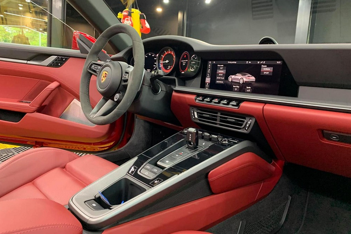 Giá xe Porsche 911 Carrera S Cabriolet 2021 chính hãng tại Việt Nam khoảng hơn 8,9 tỷ đồng, chưa bao gồm thuế phí. Xe được trang bị động cơ 6 xi-lanh, dung tích 3.0 lít, tăng áp kép nhưng lại sản sinh công suất tối đa 450 mã lực và mô-men xoắn cực đại 530 Nm tại 2300-5000 vòng/phút.