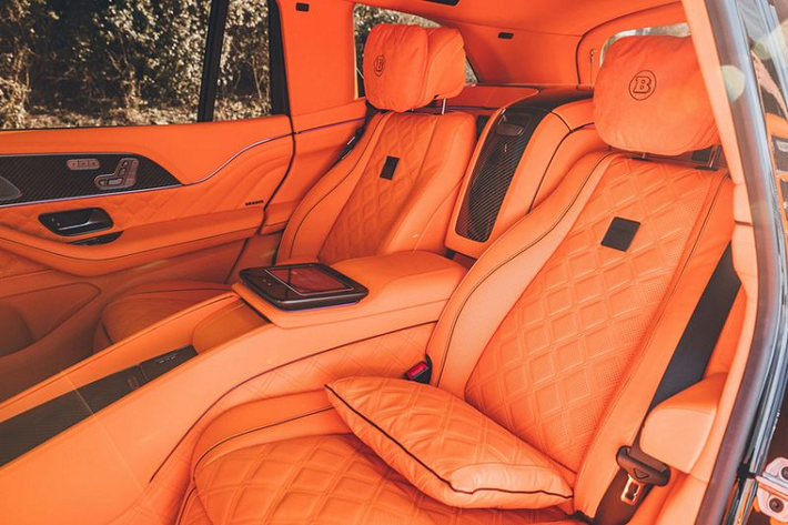 Các đường viền mạ crôm nguyên bản nay được Brabus thay thế bằng các điểm nhấn màu xám Shadow Grey.