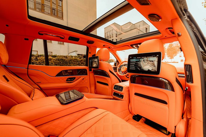 Tuy nhiên, đó chỉ là phần nổi của tảng băng chìm, chiếc SUV siêu sang Mercedes-Maybach GLS còn được bổ sung bậc lên xuống có thể thu gọn vào và hệ thống xả không gỉ với ống xả màu đen mờ.