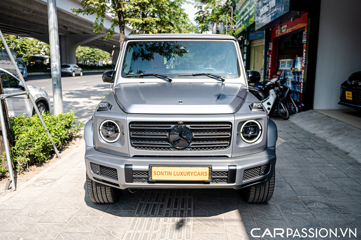 Ở gói trang bị này, loạt chi tiết chrome ở ngoại thất của xe như logo, lưới tản nhiệt, ốp gương hay thậm chí là bộ vành xe cũng được sơn màu đen bóng. Gói trang trí ngoại thất này về tổng thể rất hợp với màu sơn trên xe.