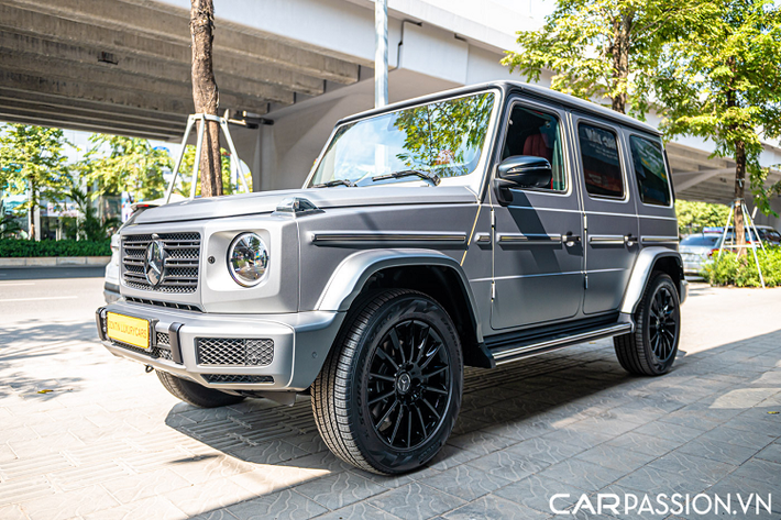 Hiện tại, ở thị trường Việt Nam mới chỉ có khoảng 4 chiếc Mercedes-Benz G350d bản máy dầu, tuy nhiên chiếc xe này lại cực khi khác biệt khi sở hữu loạt trang bị đắt giá. Phiên bản G350d thông thường sẽ chỉ sở hữu những trang bị cơ bản, lốp sơ cua phía sau được bọc bạt da, nội thất sở hữu loạt trang bị cơ bản. Tuy nhiên chiếc xe này đã được đơn vị nhập khẩu đặt hàng và lựa chọn nhiều tùy chọn đắt giá, màu sơn trong bảng màu cá nhân hóa cùng nhiều trang bị tiện nghi.