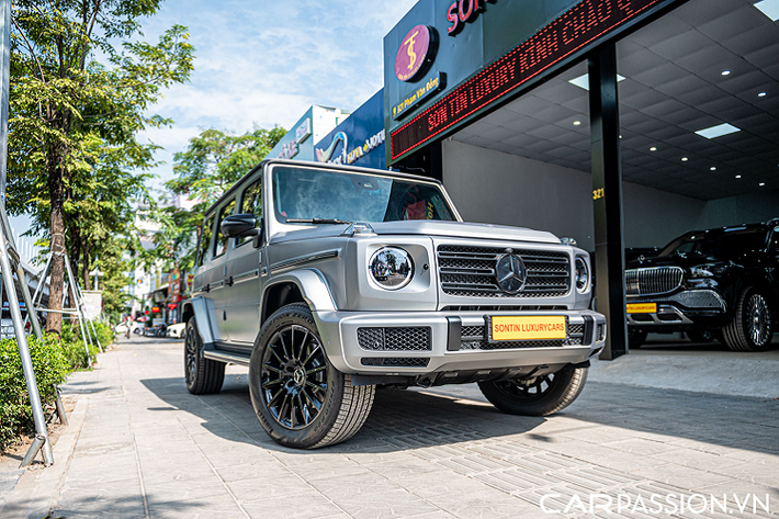 Số lượng những chiếc xe thuộc dòng G-Wagon mới được đưa về Việt Nam không nhỏ và hầu hết đều sớm tìm thấy chủ sở hữu. Phần lớn những chiếc xe được bán ra thị trường đều thuộc phiên bản cao cấp G63, tuy nhiên trong năm vừa qua bắt đầu có sự xuất hiện của dòng xe Mercedes-Benz G350d tại Việt Nam. Dòng xe này có ít trang bị hơn cùng trang bị máy dầu nhưng lại có ưu thế về giá thành khi rẻ hơn G63 tới vài tỷ đồng.