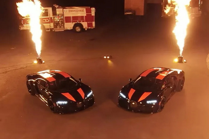 Ngay sau khi được chuyển đến Miller Motorcars tại Greenwich, bang Connecticut (Mỹ); hai chiếc Bugatti Chiron Super Sport 300+ mới đã nhận được một màn chào đón rất hoành tráng. Cụ thể, các nhân viên tại Miller Motorcars đã phải sử dụng đến 7 chiếc máy phun lửa cùng dàn pháo hoa bắn thẳng để tạo nên màn chào đón 2 đại siêu phẩm này.